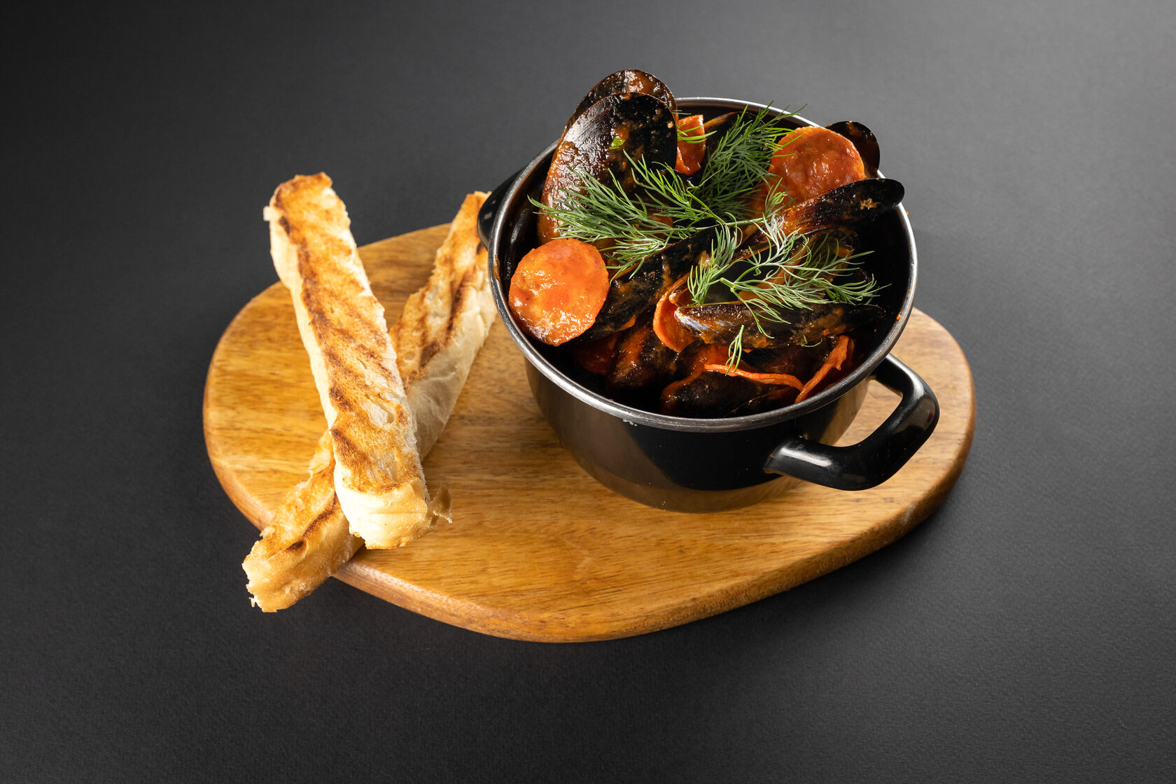 Мидии с чоризо в томатном соусе