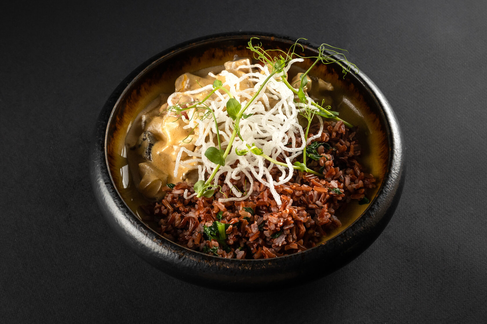 Жареные рапаны с шампиньонами, сливочным соусом