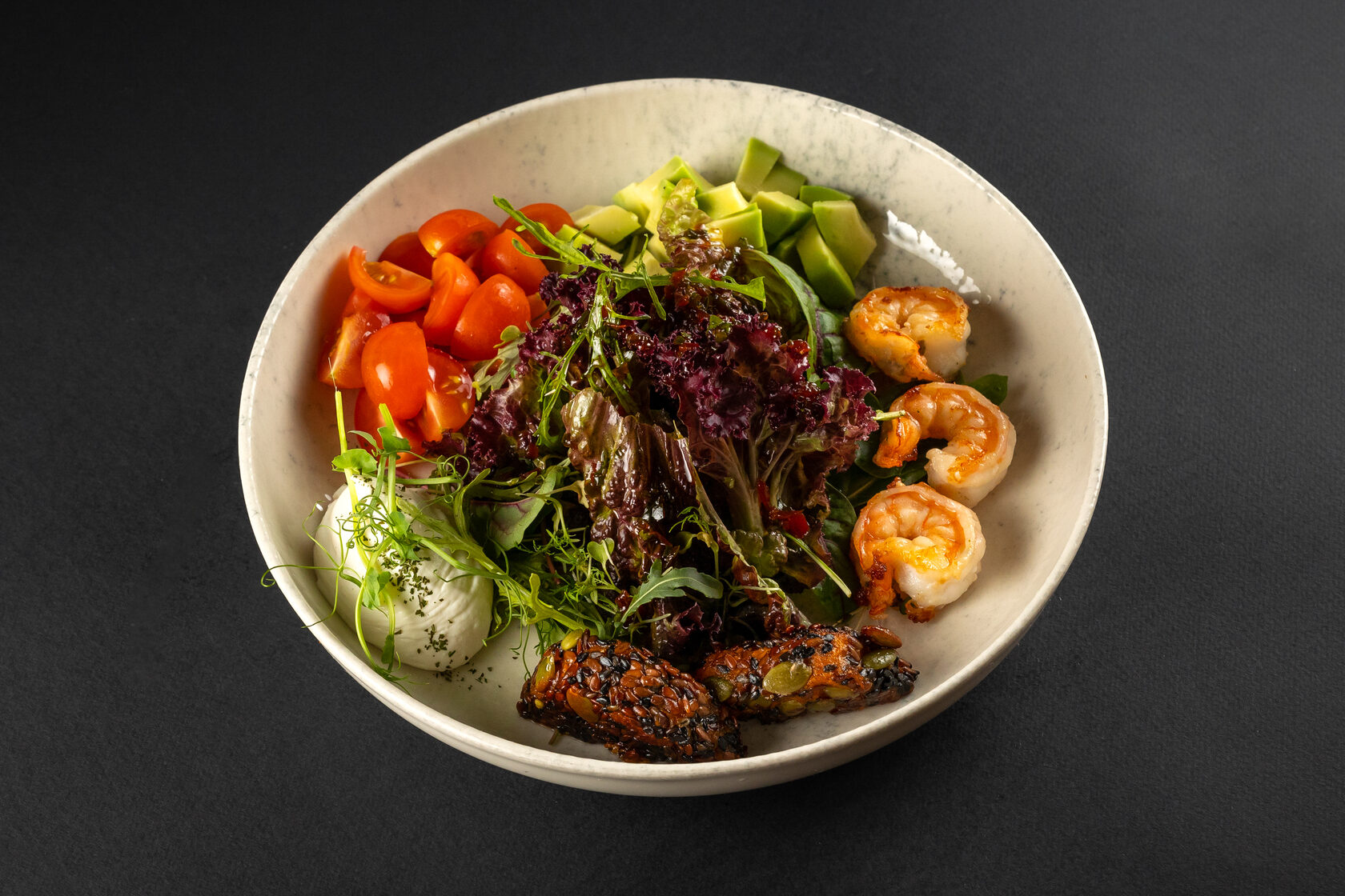 Из креветок и авокадо с томатами, сырным кремом